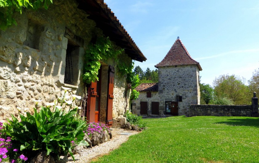 Location de vacances - Gîte à Nérac - Vue sur le bureau d'accueil niché dans l'ancien pigeonnier ©Pehillo