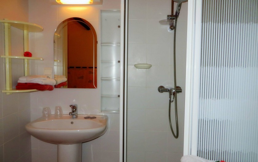 Location de vacances - Gîte à Nérac - Salle d'eau de la Source (dans la chambre mansardée)  ©Pehillo