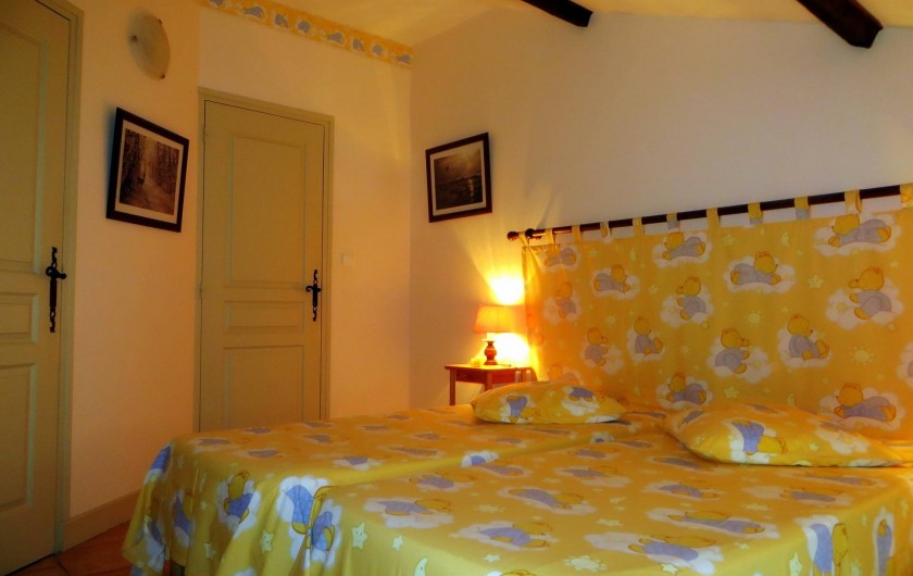 Location de vacances - Gîte à Nérac - La Chambre mansardée à l'étage du Gîte de la Source ©Pehillo