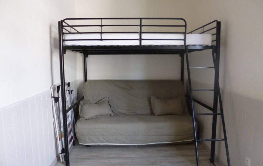 Location de vacances - Studio à Berck - coin nuit : canapé-lit  et mezzanine 140/190