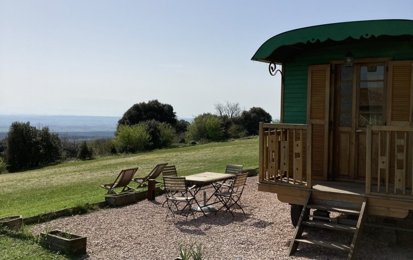 Location de vacances - Chalet à Saissac - terrasse privative face aux Pyrénées