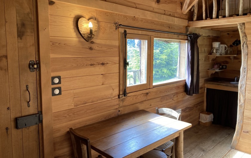 Location de vacances - Chalet à Saissac - espace repas de la cabane