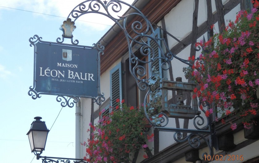 Location de vacances - Mas à Eguisheim - enseigne de viticulteur dans le village