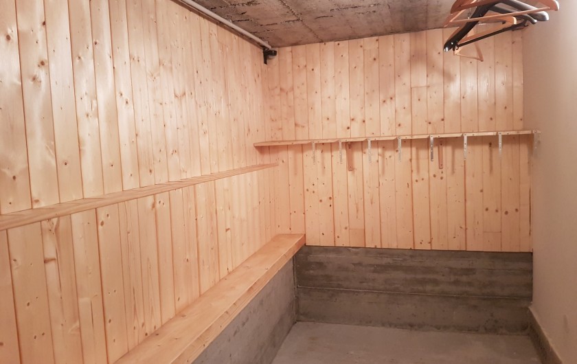 Location de vacances - Chalet à Combloux - Local ski avec penderie pour combinaisons ski
