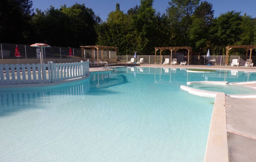 Location de vacances - Bungalow - Mobilhome à La Cassagne - piscine avec à gauche la pataugeoire et à droite la balnéo