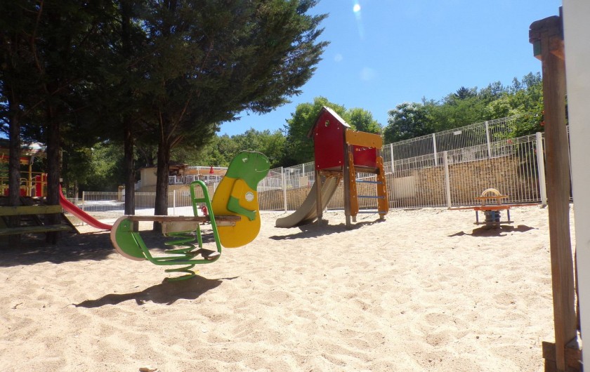 Location de vacances - Bungalow - Mobilhome à La Cassagne - aire de jeux enfants
