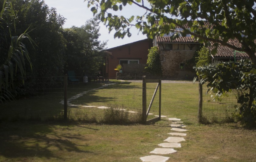 Location de vacances - Gîte à Ossages - Côté jardin clôturé avec stationnement privé