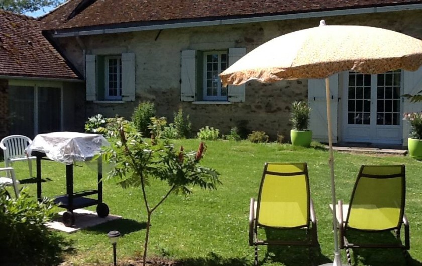 Location de vacances - Maison - Villa à Saint-Germain-sous-Doue - Vue cour intérieur privée Barbecue Transats ... Au calme