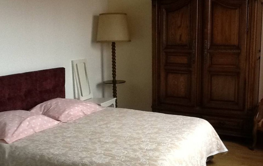 Location de vacances - Maison - Villa à Saint-Germain-sous-Doue - Chambre 1 - PARIS Lit 160 x 200 Armoire - Porte valise Coin Lavabo