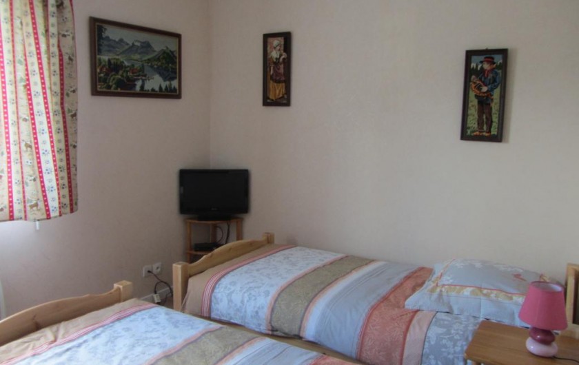 Location de vacances - Appartement à Faverges - chambre 2 lits de 90 + télévision