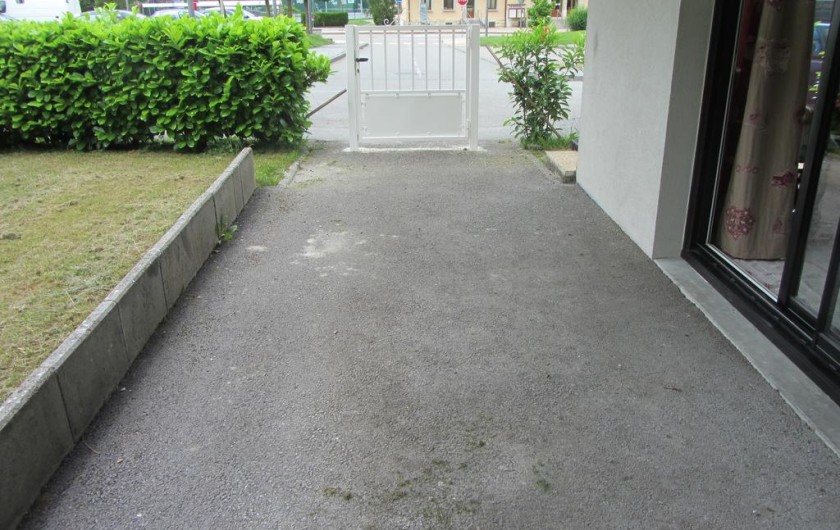 Location de vacances - Appartement à Faverges - cour sécurisée pour les enfants.