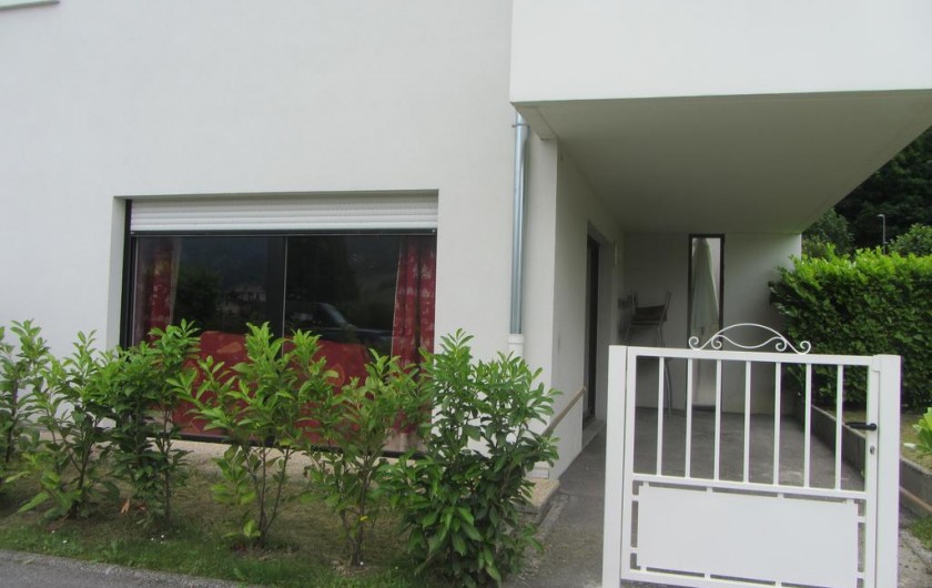 Location de vacances - Appartement à Faverges - entrée par le portail