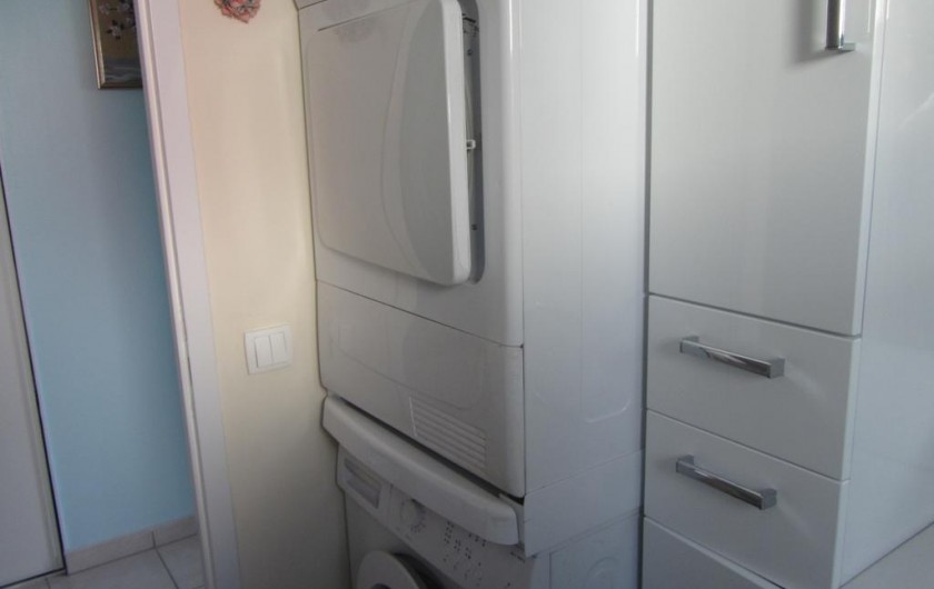 Location de vacances - Appartement à Faverges - rangement,lave-linge et sèche linge