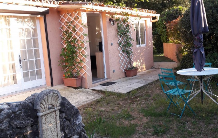 Location de vacances - Maison - Villa à Montauroux - gite avec table ronde parasol