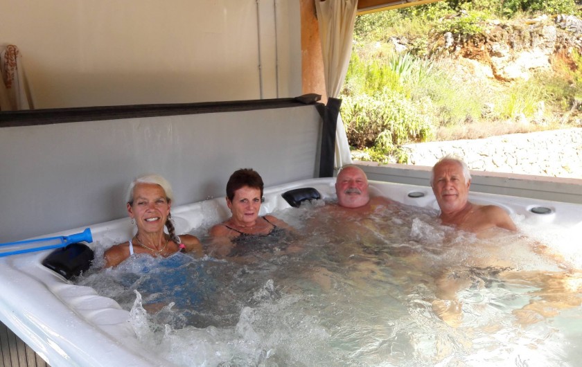Location de vacances - Maison - Villa à Montauroux - vacanciers au bain