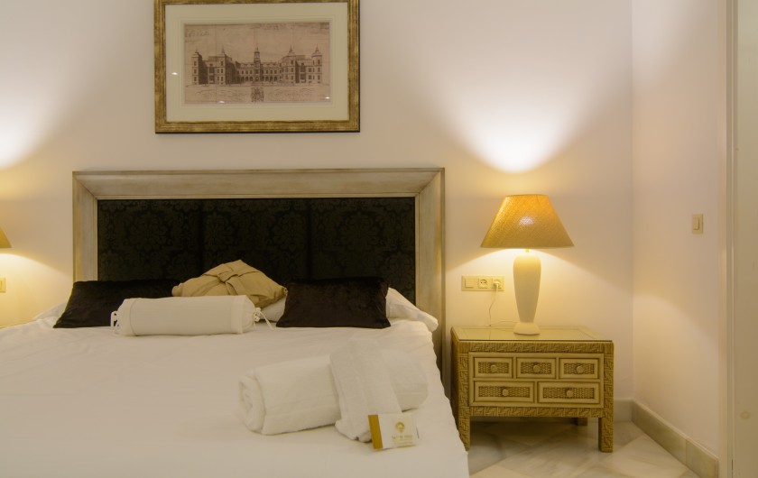Location de vacances - Appartement à Marbella - Tiroirs en rotin, lampes et dessins élégants