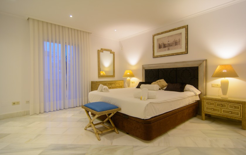 Location de vacances - Appartement à Marbella - Chambre à coucher principale avec un grand lit et des lampes