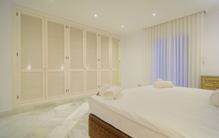 Location de vacances - Appartement à Marbella - Lit double et armoires spacieuses dans la chambre