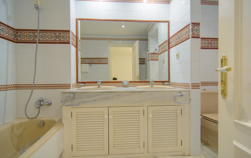 Location de vacances - Appartement à Marbella - Salle de bain attenante avec double lavabo, baignoire et douche