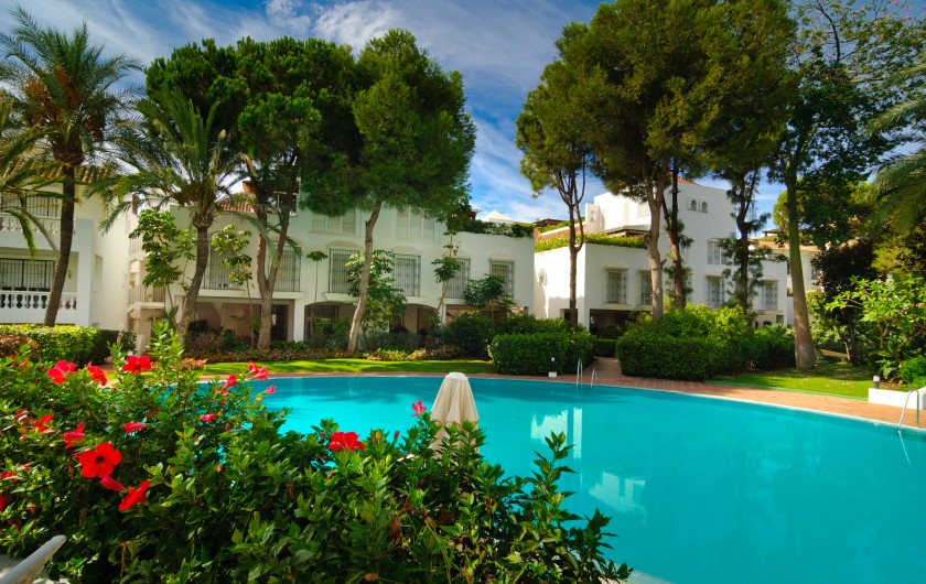 Location de vacances - Appartement à Marbella - Végétation méditerranéenne autour des trois piscines