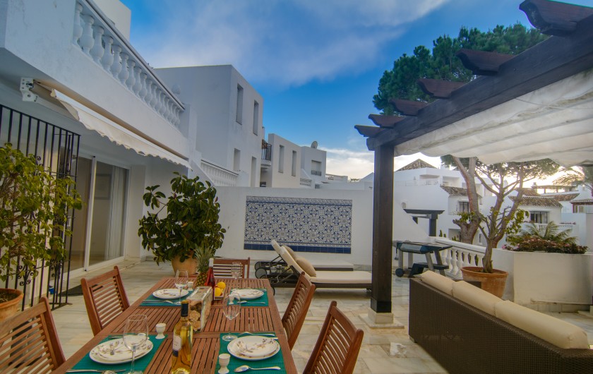 Location de vacances - Appartement à Marbella - Table à manger pour 6 personnes sur la terrasse et le coin salon