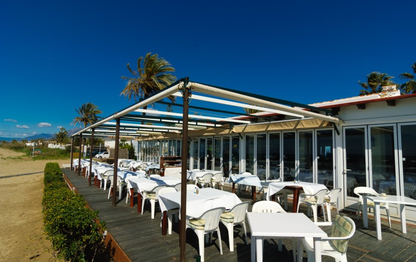Location de vacances - Appartement à Marbella - Le restaurant Perla Blanca, situé sur la plage de sable.