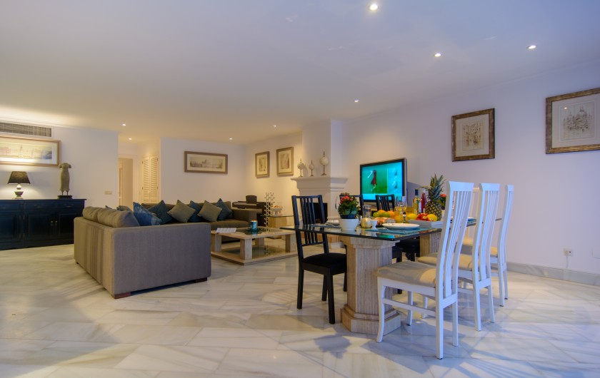 Location de vacances - Appartement à Marbella - Elégant sol en marbre dans le salon, design soigné