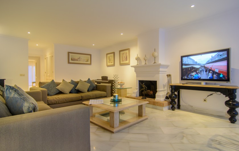 Location de vacances - Appartement à Marbella - Coin salon avec table basse et canapés spacieux