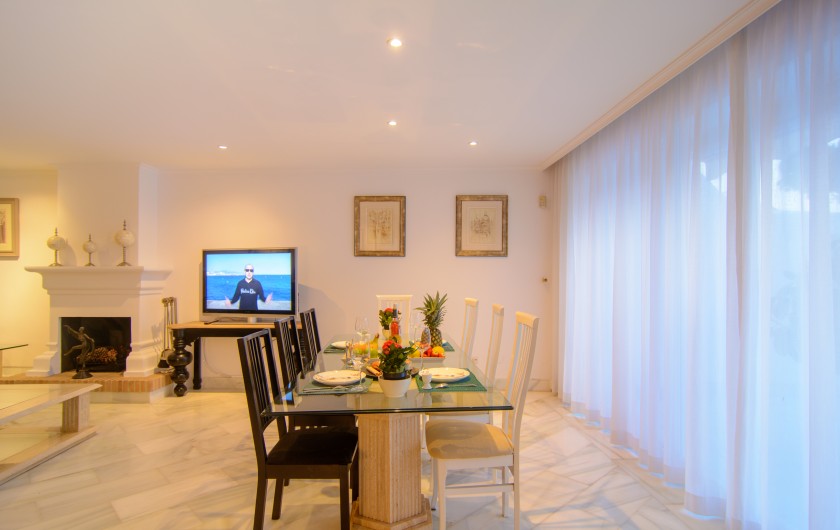 Location de vacances - Appartement à Marbella - Salle à manger avec table pour huit personnes, TV à écran plat