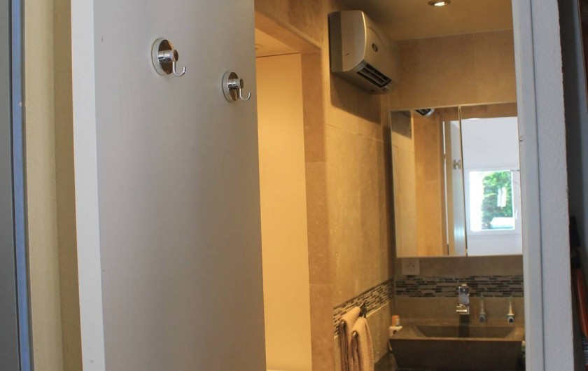 Location de vacances - Maison - Villa à Le Lavandou - salle d'eau pierre naturel travertin