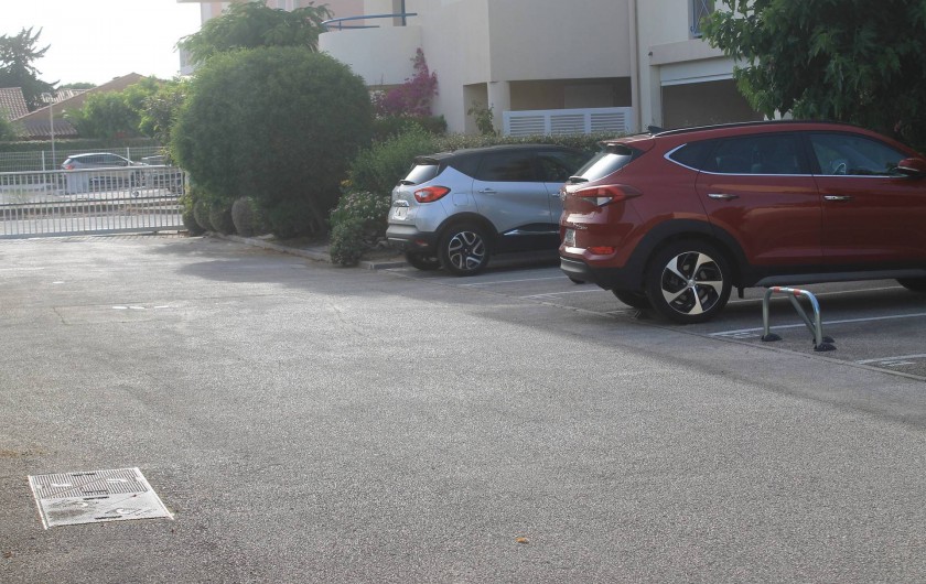 Location de vacances - Maison - Villa à Le Lavandou - parking privé numéroté voiture rouge