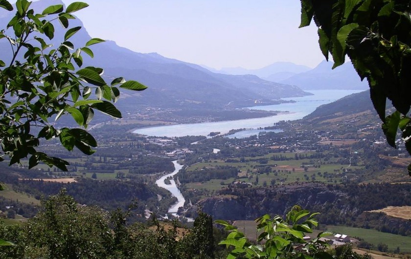Location de vacances - Chalet à Saint-André-d'Embrun - Vue panoramique du camping sur la vallée de Serre-Ponçon