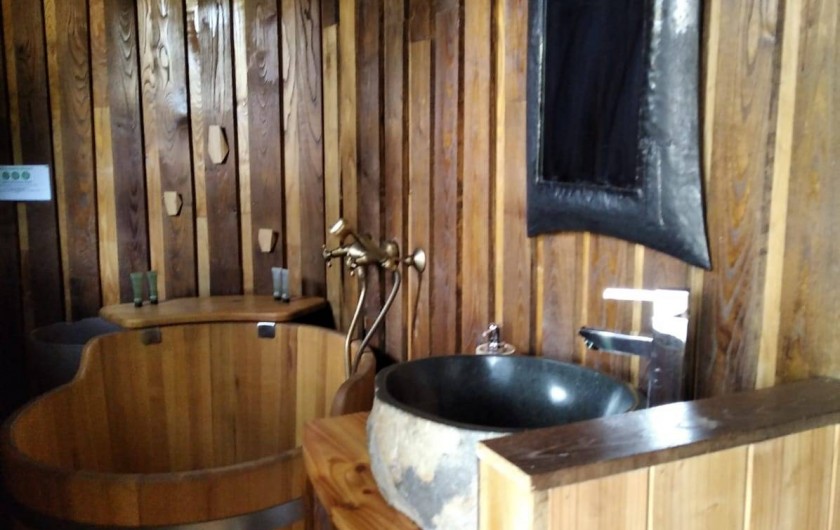 Location de vacances - Chambre d'hôtes à Saint-Martial-Entraygues - Salle de bain de la cabane "Epicea Souhait"