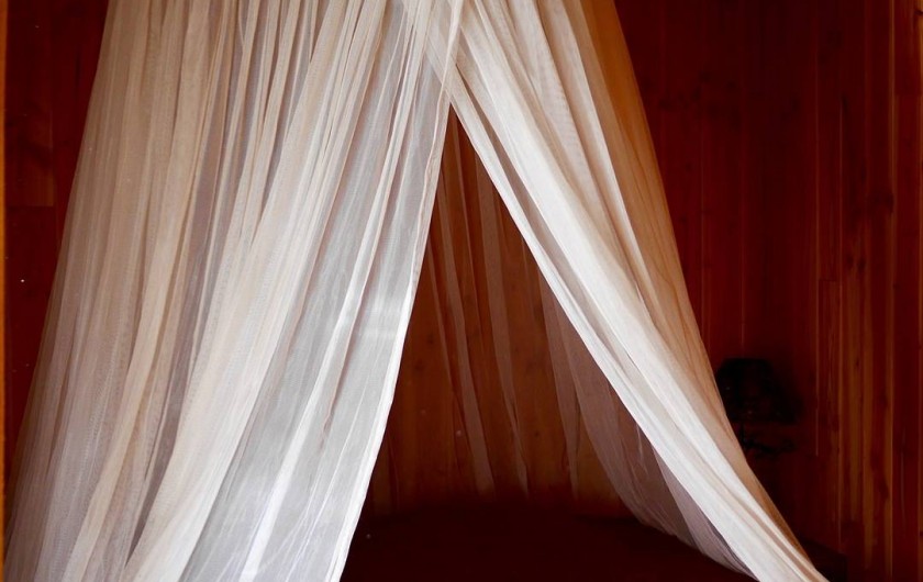 Location de vacances - Chambre d'hôtes à Saint-Martial-Entraygues - Lit de  la cabane "Houx Blond"