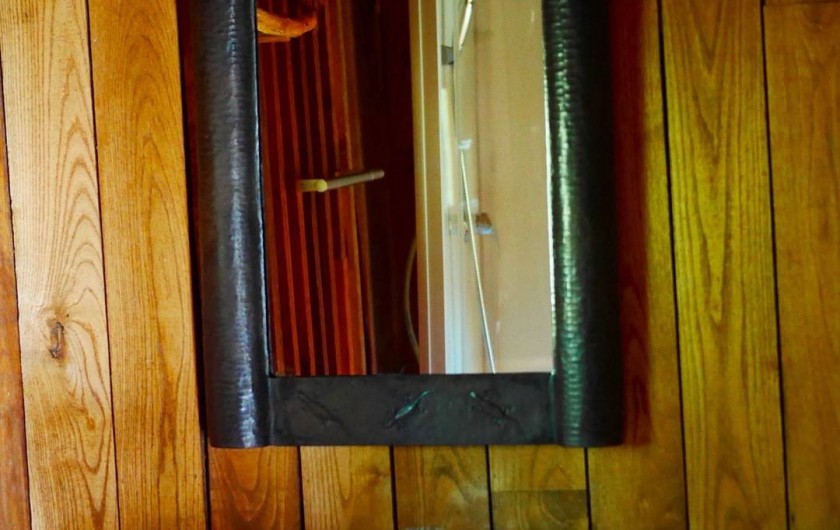 Location de vacances - Chambre d'hôtes à Saint-Martial-Entraygues - Salle de bain de  la cabane "Houx Blond"