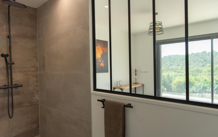 Location de vacances - Villa à Callian - Vue de la salle de bain sur la chbre parentale 2