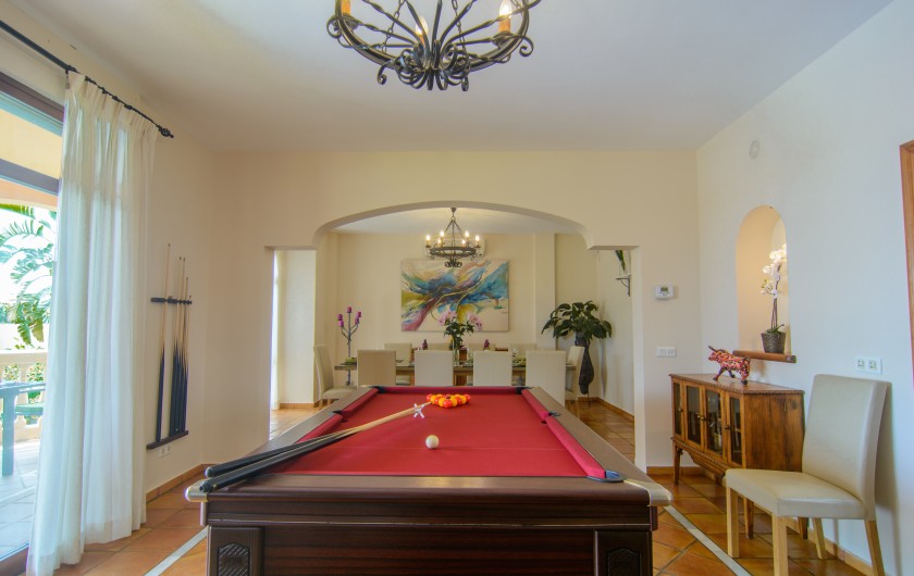 Location de vacances - Chalet à Marbella - Table de billard dans le salon pour le divertissement