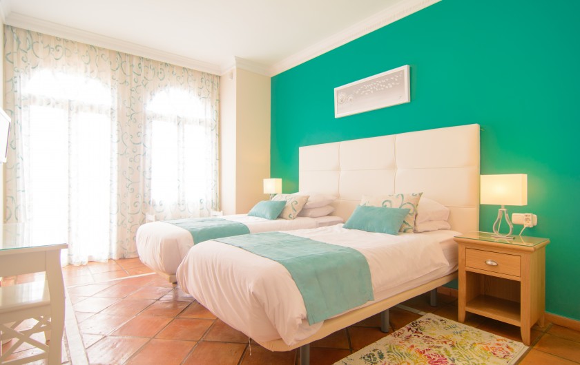 Location de vacances - Chalet à Marbella - Chambre d'amis avec sortie sur la terrasse, table de maquillage