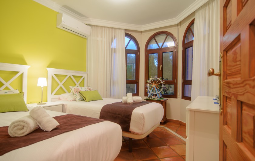 Location de vacances - Chalet à Marbella - Deux lits simples dans la chambre d'amis, grandes fenêtres