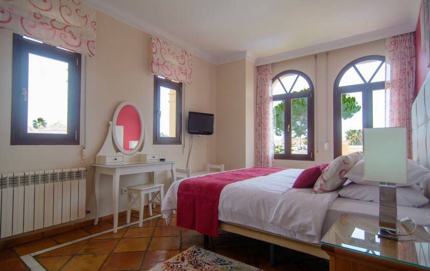 Location de vacances - Chalet à Marbella - Chambre d'hôtes avec deux lits simples, table de maquillage
