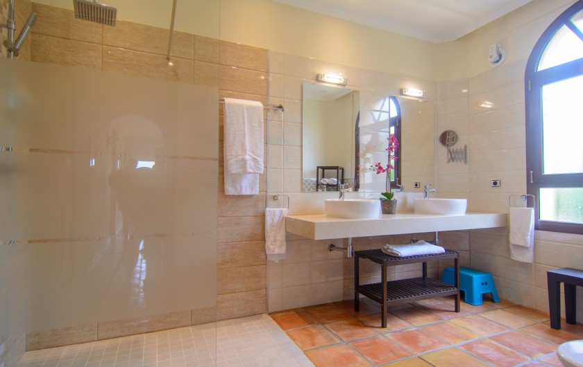 Location de vacances - Chalet à Marbella - Salle de bain familiale avec douche à l'italienne et 2 lavabos.