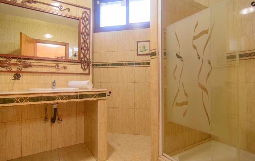 Location de vacances - Chalet à Marbella - Salle de bain attenante avec douche à l'italienne et deux lavabos.