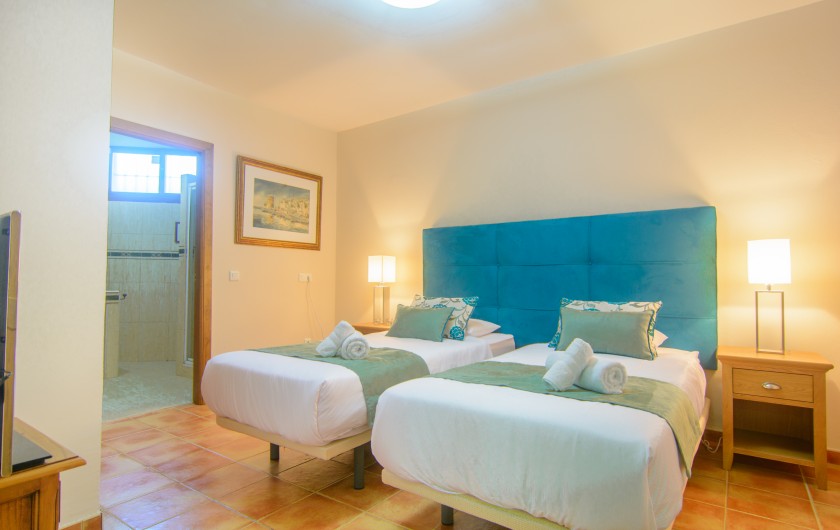 Location de vacances - Chalet à Marbella - Chambre d'amis avec 2 lits simples, télévision à écran plat