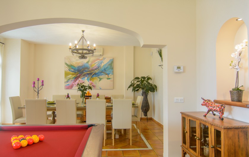 Location de vacances - Chalet à Marbella - Table de billard dans le salon pour le divertissement