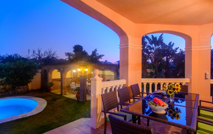 Location de vacances - Chalet à Marbella - Terrasse avec coin repas, coin salon, vue sur la piscine