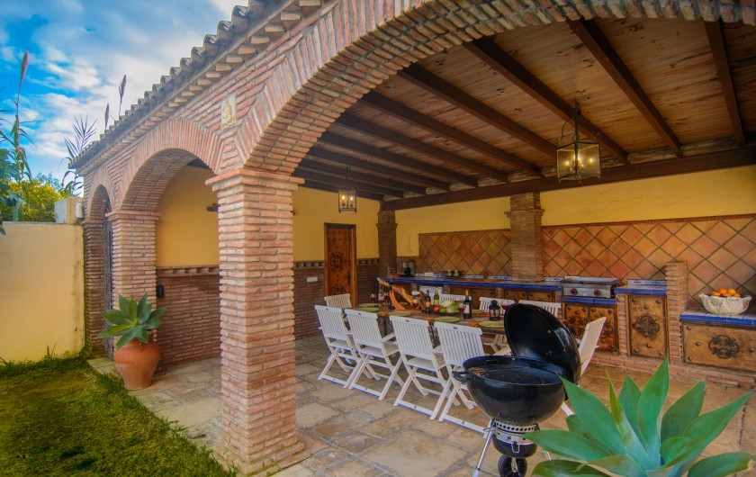Location de vacances - Chalet à Marbella - Table à manger pour 10 personnes dans le patio avec BBQ, aire de cuisson.