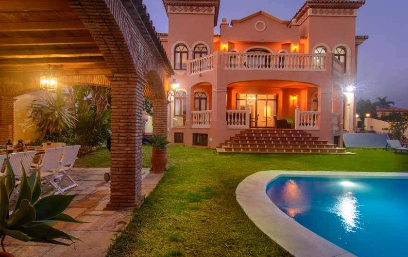 Location de vacances - Chalet à Marbella - Villa de six chambres avec piscine, patio, jardin et terrasses.