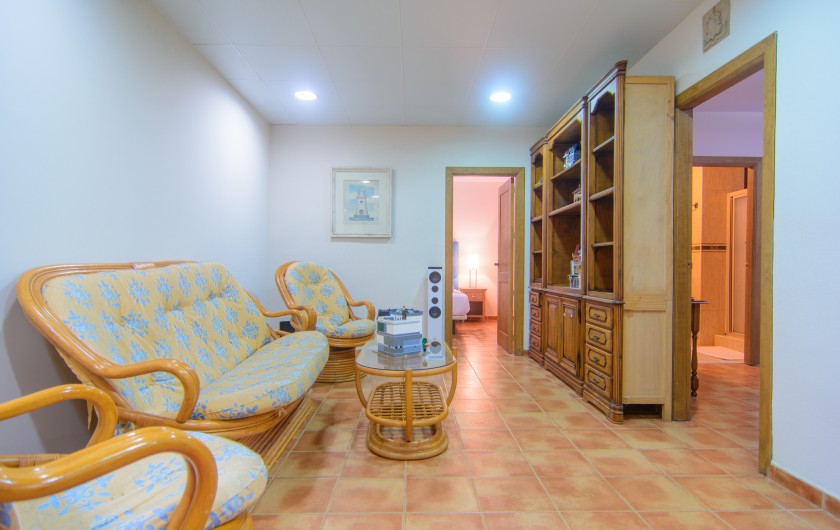 Location de vacances - Chalet à Marbella - Salon semi-souterrain avec canapé confortable