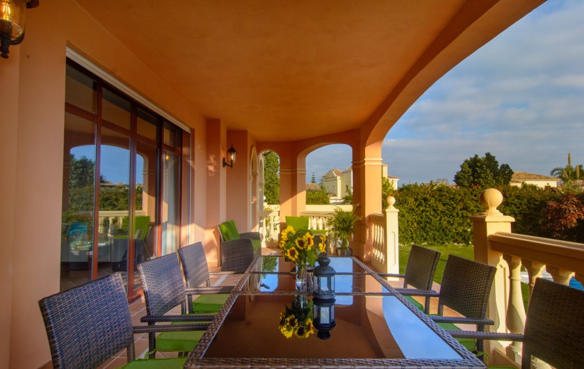 Location de vacances - Chalet à Marbella - Terrasse avec une grande table à manger avec vue sur la piscine