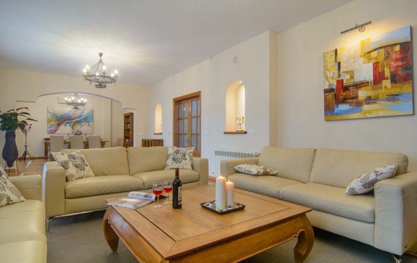 Location de vacances - Chalet à Marbella - Canapés confortables dans le salon avec table en bois